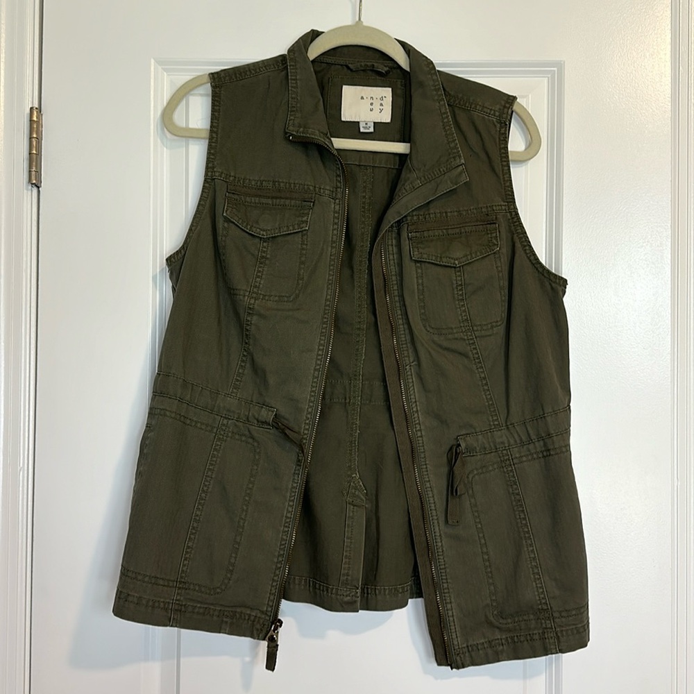 A new day army green cargo vest zip-up size medium sleeveless with collar